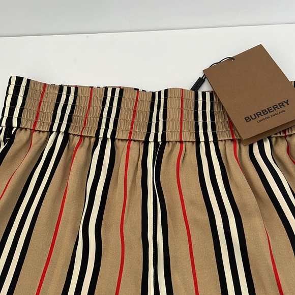 Burberry women short new with tag - Picture 2 of 7